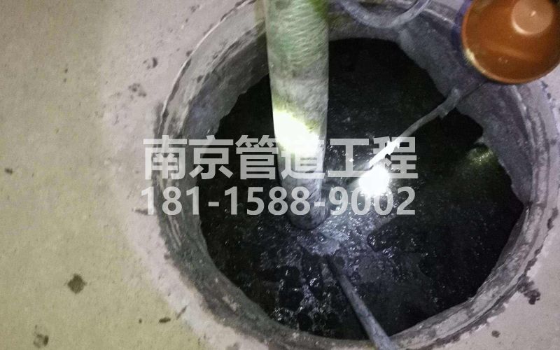 216仙鹤山庄清理化粪池
