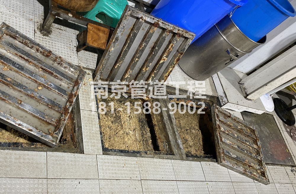 278仙鹤山庄城管中队食堂隔油池清理
