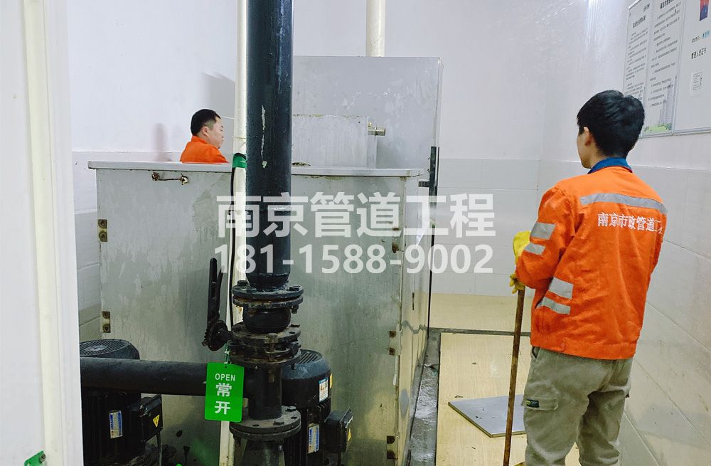 302仙鹤山庄隔油设备清洗