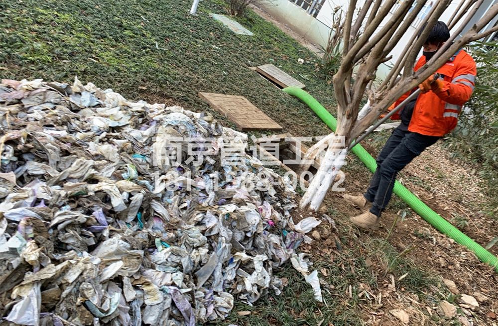 315仙鹤山庄化粪池垃圾清理